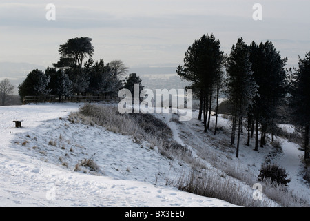 Walker dans la neige sur les collines Clément, Worcestershire, Angleterre, RU Banque D'Images