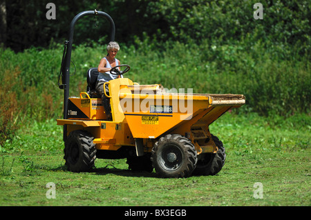 Dame entraînant deux tonnes camion dumper. Dorset, UK Juillet 2010 Banque D'Images