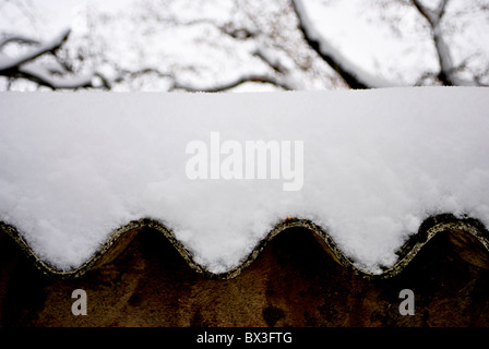 Avec de la neige sur le toit de l'amiante Banque D'Images