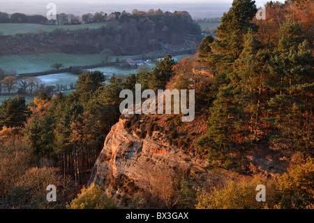 Lumière du soir sur les falaises de grès brut, Chef, Cheshire Banque D'Images