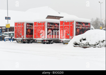 Sous la neige, sous la neige profonde Sainsburys 12' à 18' en froid Banque D'Images