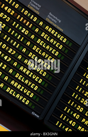 Arrivées à l'aéroport de Ténérife montrant des retards pour les vols Banque D'Images