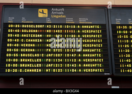 Arrivées à l'aéroport de Ténérife montrant des retards pour les vols Banque D'Images