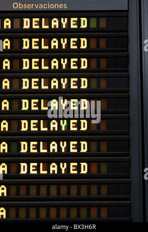 Arrivées à l'aéroport de Ténérife montrant des retards pour les vols Banque D'Images