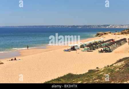 La large plage de sable et à Gale, Algarve, Portugal Banque D'Images