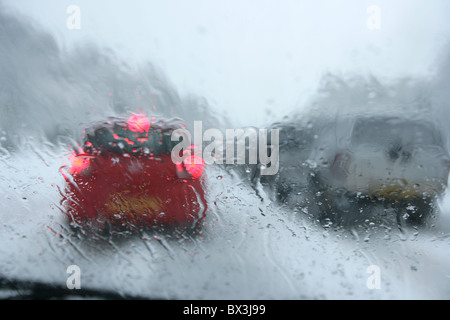 Voitures en conditions hivernales enneigées sur l'A90 à Édimbourg. Banque D'Images