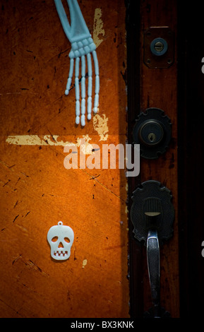 Un squelette et un crâne décorer une porte de la maison à Coyoacan avant le Jour des Morts Les célébrations, Mexico, 30 octobre 2010. Banque D'Images