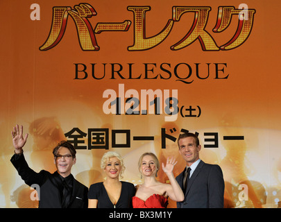 Chanteuse et actrice Christina Aguilera (2L) assiste à un événement tapis rouge pour le film Burlesque à Tokyo Banque D'Images