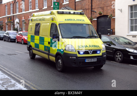 Ambulance sur appel d'urgence en centre-ville, Warwick, Royaume-Uni Banque D'Images