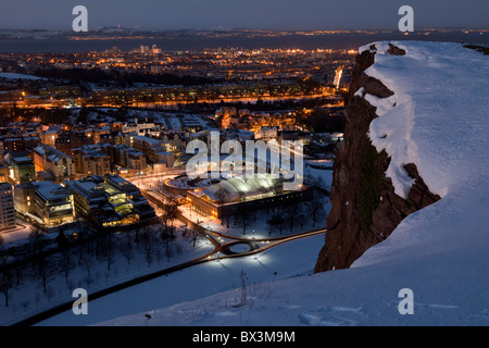 Regarder sur Édimbourg au coucher du soleil sur la neige couverts Salisbury Crags Banque D'Images