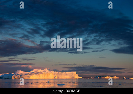 Les icebergs, admis sur la Liste du patrimoine mondial de l'UNESCO, au coucher du soleil, Kangia Disko-Bay West-Greenland icefjord,,, Groenland Banque D'Images