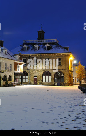 Place du marché avec la neige en hiver, Warwick, Warwickshire, England, UK Banque D'Images