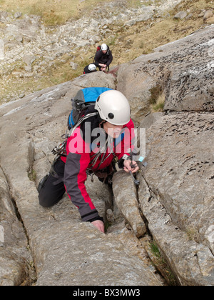 Grimpeurs sur route ordinaire, Idwal dalles, Snowdonia, Banque D'Images