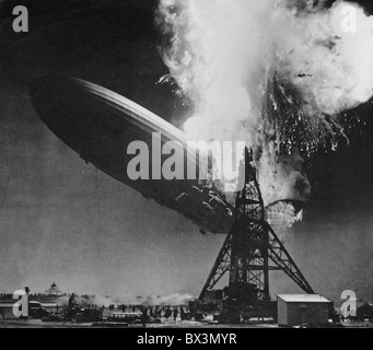 La catastrophe du HINDENBURG 6 mai 1937. Dirigeable allemand LZ 129 photographié par Sam Shere à Lakehurst Naval Air Station. Banque D'Images