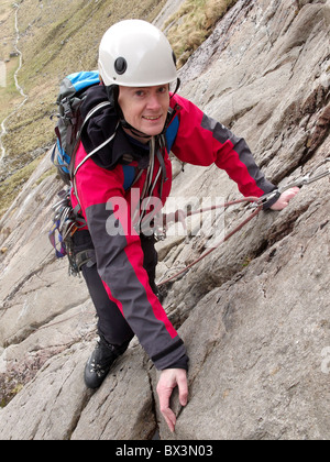 Grimpeurs sur route ordinaire, Idwal dalles, Snowdonia, Banque D'Images