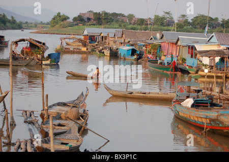 Vietnamese village flottant sur la rivière Tonle Sap au Cambodge Banque D'Images