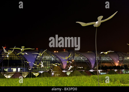 Car les pigeons sont un signe de paix avant l'aéroport de Suvarnabhumi à Bangkok Banque D'Images