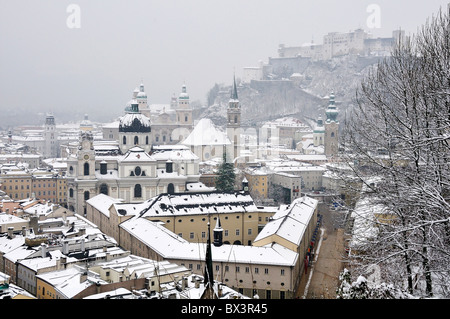 Vue sur la vieille ville recouverte de neige, Salzbourg, Autriche Banque D'Images