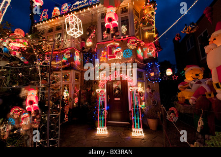 Maisons dans le sud de Londres décoré pour Noël Banque D'Images