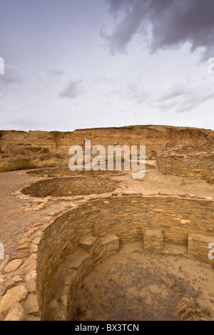 Kivas Anasazi à grande maison de Chetro Ketl au lieu historique national de la Culture Chaco dans le Chaco Canyon, Nouveau Mexique. Banque D'Images