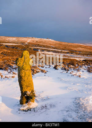 Bennetts Cross dans la neige d'hiver dans le parc national de Dartmoor près de Postbridge, Devon, Angleterre. Banque D'Images