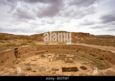 La Kiva sacrée Anasazi à grande maison de Chetro Ketl au lieu historique national de la Culture Chaco dans le Chaco Canyon, Nouveau Mexique. Banque D'Images