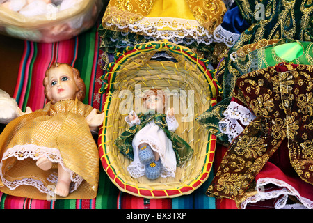 Les chiffres de l'enfant Jésus (appelé Niños en espagnol) pour les crèches en vente dans le marché de Noël , La Paz , Bolivie Banque D'Images