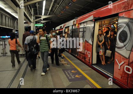 La station de métro aérien de Bangkok la nuit Banque D'Images