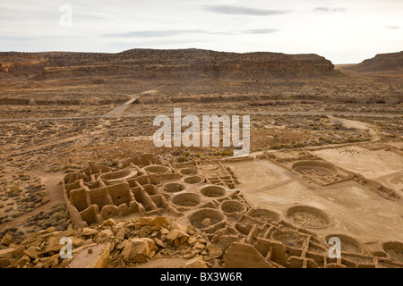 Avis de Pueblo Bonito du Pueblo Alto trail dans le parc historique national de la Culture Chaco dans le Chaco Canyon, Nouveau Mexique USA. Banque D'Images