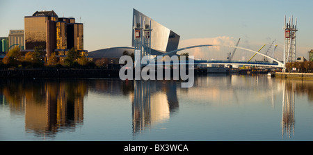 L'édifice Quay West, Imperial War Museum North et la passerelle du millénaire à Salford Quays, Manchester, Angleterre, RU Banque D'Images