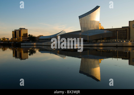 Édifice Quay West et Imperial War Museum North compte dans le Manchester Ship Canal, Salford Quays, Manchester, Angleterre, RU Banque D'Images