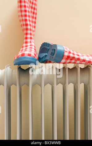 Bottes en caoutchouc sur le radiateur Banque D'Images