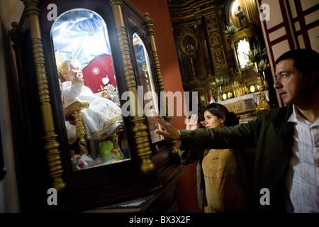 Les dévots prient dans le Couvent de San Francisco de Lima, Pérou. Banque D'Images