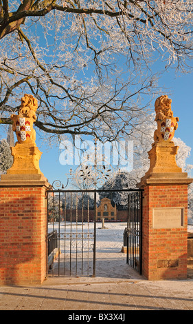 Jardin du souvenir commémoratif de guerre avec Lion de sculptures et de porte en fer forgé Lichfield en hiver la neige et le givre Banque D'Images