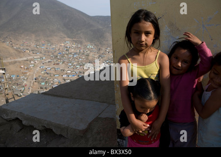 Les enfants de San Juan de Miraflores, une banlieue de Lima, au Pérou. Banque D'Images