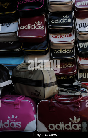 Faux sacs à main Adidas et Puma à Bangkok Banque D'Images