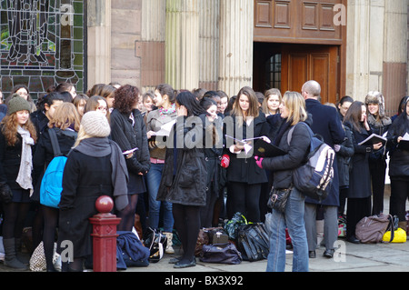 In choir à l'extérieur de St Anne's Church, Manchester Banque D'Images