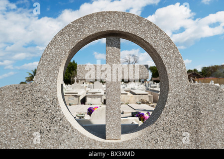 Une croix sur une pierre tombale dans le côlon, Nécropole deuxième plus grand cimetière dans le monde ; La Havane, Cuba Banque D'Images