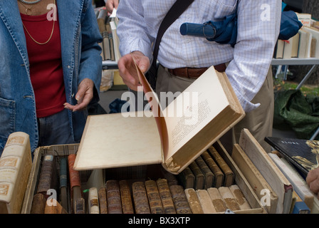 Paris, France, Shopping, marché aux puces, couple senior adulte Shopping pour livres d'occasion vintage sur le marché public, librairie vintage Banque D'Images