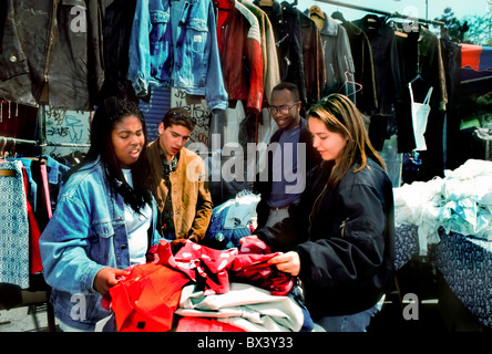 Paris, France, Groupe mixte de race, et genre, amies adolescentes françaises, vieux vêtements shopping au marché aux puces, (porte de Clignancourt). Marché puces, marché vintage, shopping adolescent, parler, groupe de vêtements vintage marché des adolescents Banque D'Images