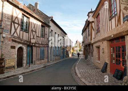 Scène de rue dans la ville médiévale de Provins, Seine et Marne, Ile de France, France Banque D'Images