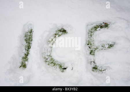 Le mot ice énoncés dans la neige. Banque D'Images