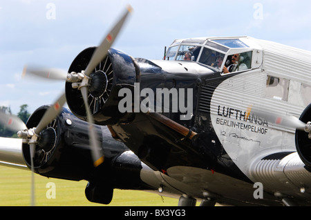 Junkers Ju 52/3m8ge effectués par Lufthansa Traditionsflug en circulation au sol après l'affichage à Duxford Flying Legends Airshow Banque D'Images