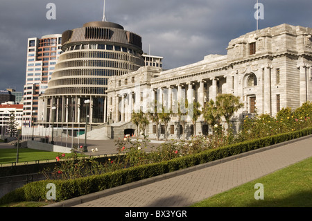 Elk195-3054, île du nord de Nouvelle-Zélande, Wellington, le Beehive 1969 et bâtiment du Parlement européen 1922 Banque D'Images