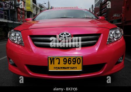 Taxi Toyota rose à Bangkok Banque D'Images