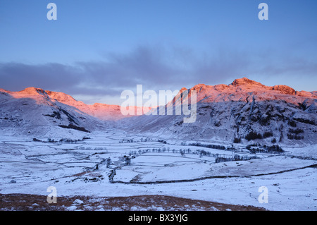 Rose d'hiver aube lumière du soleil sur les Langdale Pikes dans le Lake District Banque D'Images