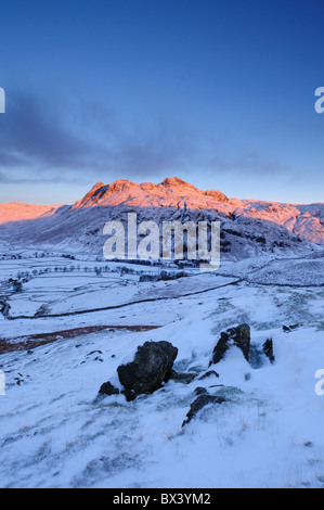 Rose d'hiver aube lumière du soleil sur les Langdale Pikes dans le Lake District Banque D'Images