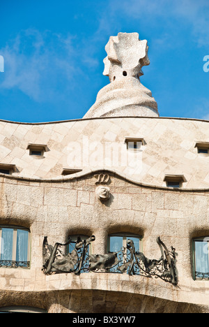 Sculptures uniques sur le toit ou la terrasse de la Casa Mila ou La Pedrera d'Antoni Gaudi à Barcelone, Espagne Banque D'Images