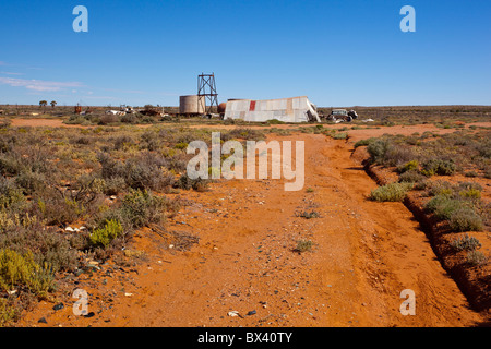 Immeuble effondré et des voitures abandonnées dans Silverton près de Broken Hill en Nouvelle Galles du Sud Banque D'Images