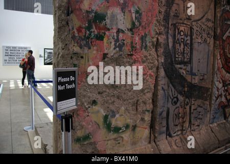 La section du mur de Berlin au Newseum de Washington, D.C., États-Unis, le 5 septembre 2010 Banque D'Images